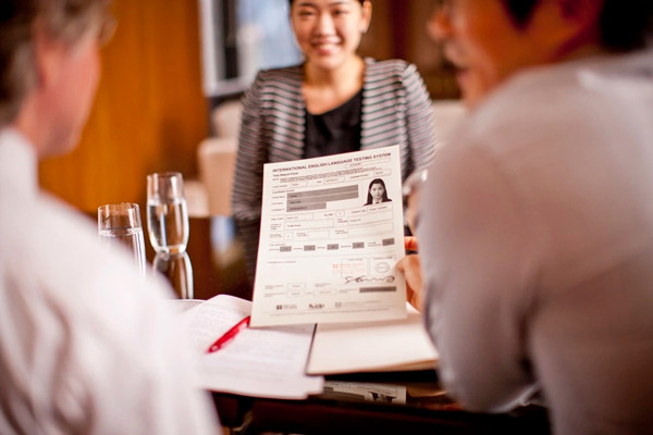 Bằng IELTS chỉ là điều kiện cần để thành giáo viên giảng dạy IELTS