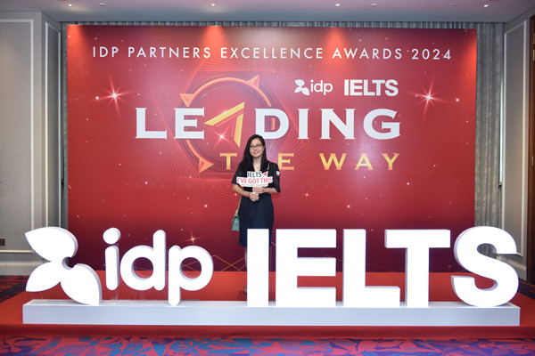 Cô Đoàn Nương - Giám đốc trung tâm ngoại ngữ ECE tại lễ vinh danh “IDP PARTNER EXCELLENCE AWARD 2024