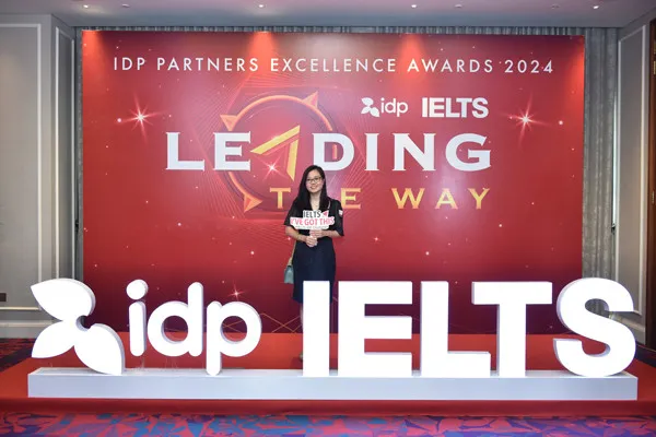 Ms. Doan Nuong, Director of ECE English, at the IDP PARTNER EXCELLENCE AWARD 2024 ceremony