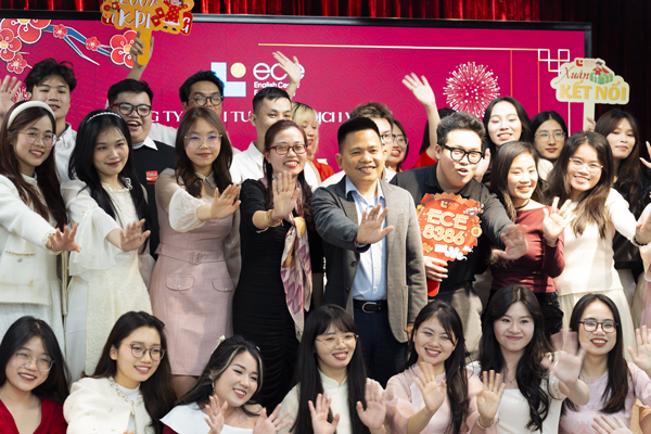 Khoảnh khắc tất cả nhân viên ECE chụp hình year end party 2024