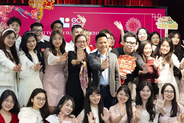 Khoảnh khắc tất cả nhân viên ECE chụp hình year end party 2024