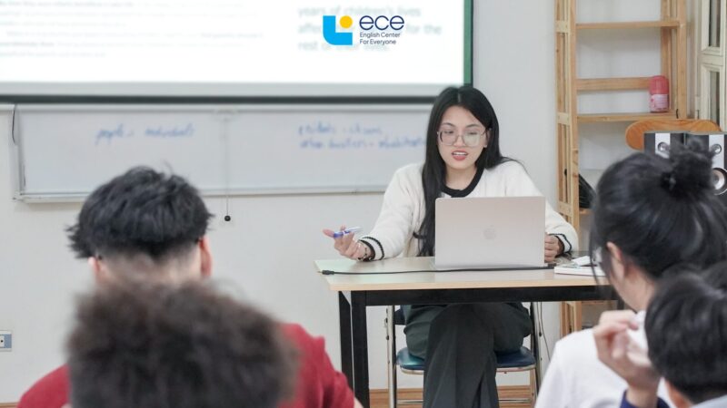 Cô Đinh Thị Kim Oanh - Giáo viên 8.0 IELTS tại trung tâm ngoại ngữ ECE