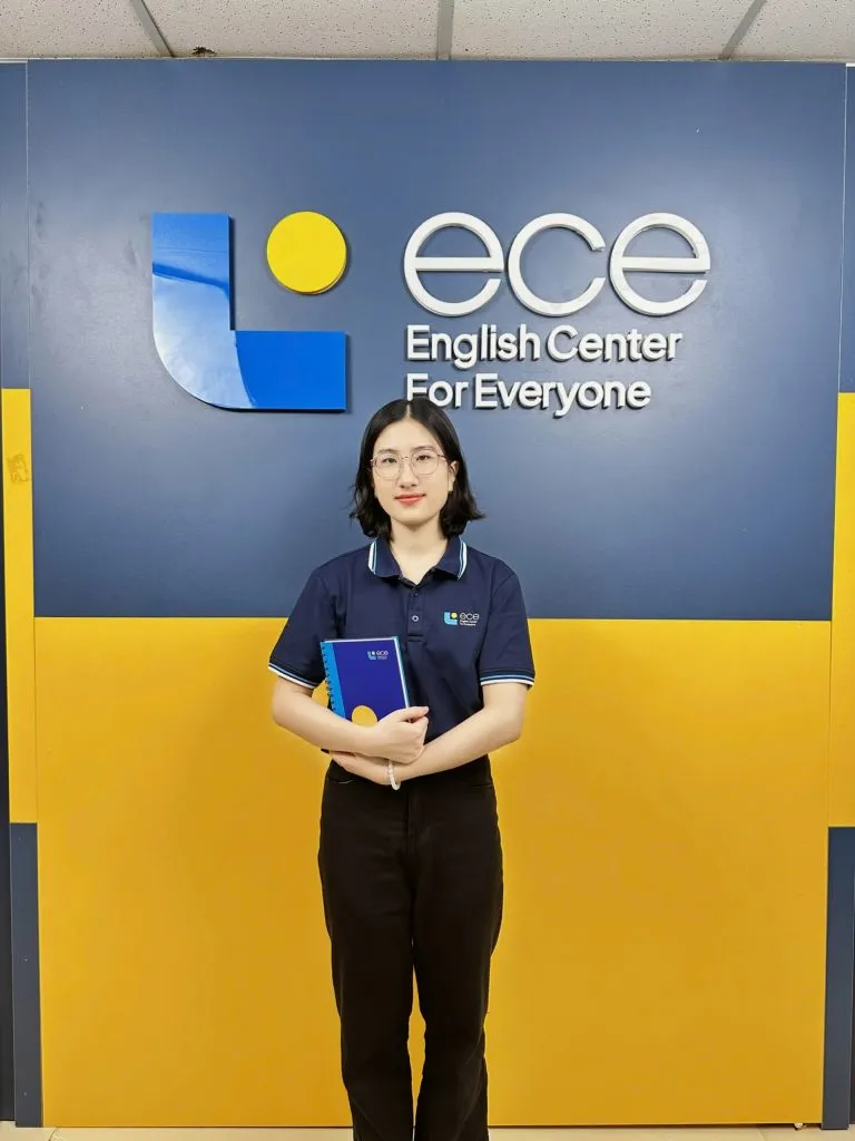 Ms. Nguyen Hong Nhat sharing insights on the IELTS Speaking topic of Books