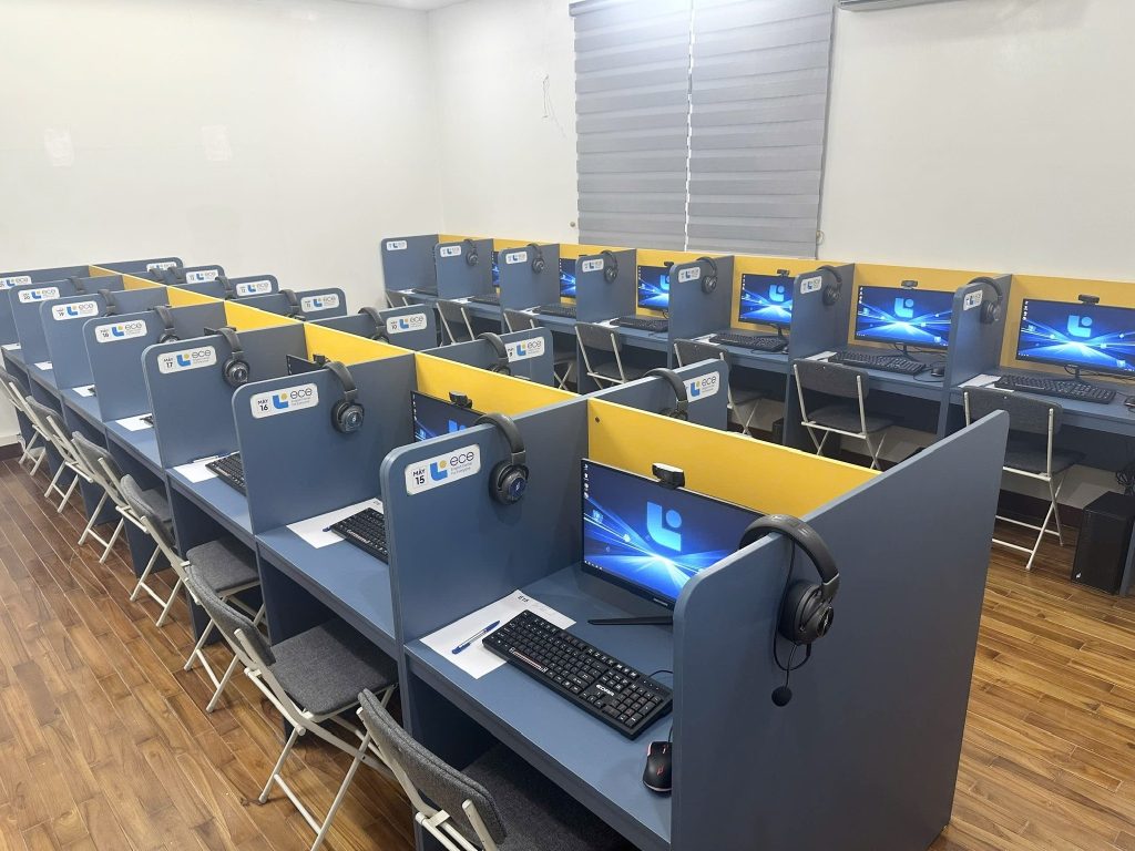 Cơ sở vật chất phòng máy thi thử tại ECE Nguyễn Khánh Toàn