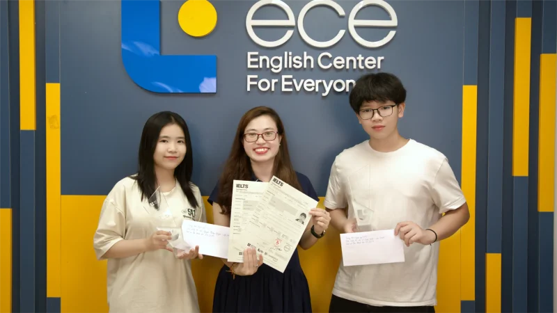 Cô Đoàn Nương chụp hình cùng Tuấn Minh & Phương Nguyên trong buổi talkshow của ECE